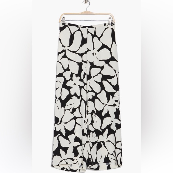 NWT NORDSTROM RACK
Wide Leg black and white,
Crop Pants Size M - Picture 3 of 17